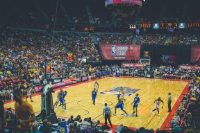 杜兰特连续七场比赛得分超过锐不可当，勇士不断突破！赢得满堂喝彩