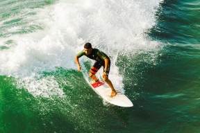 东契奇重返赛场，出色防守首场状态出色，篮网观众沸腾！上演精彩一战的简单介绍