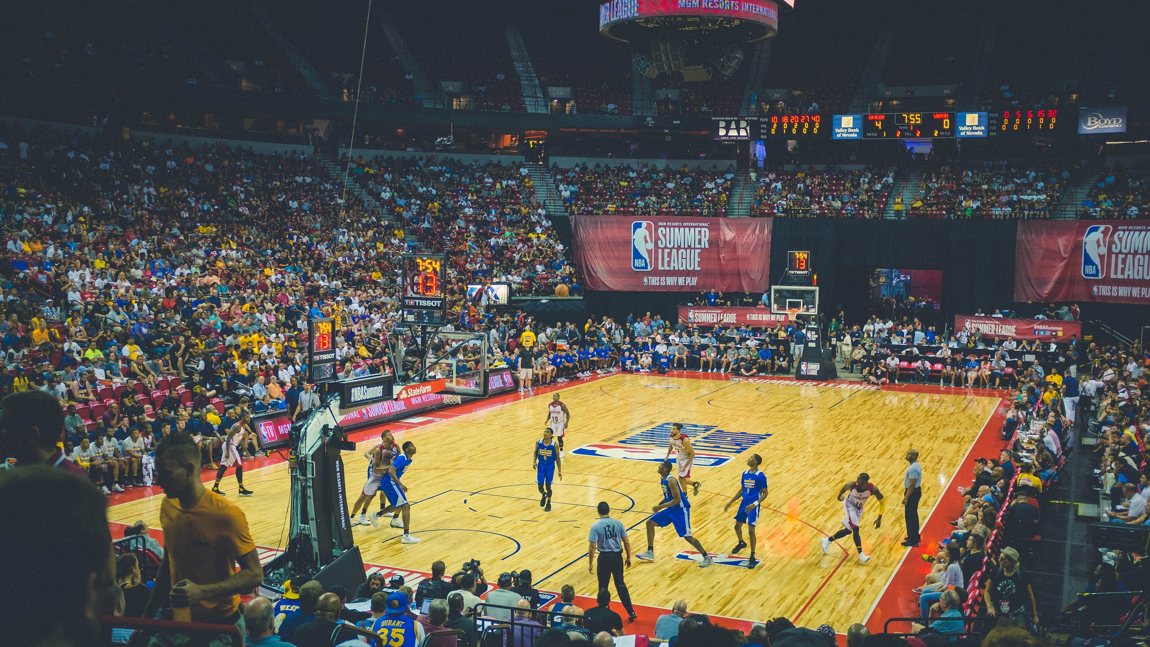 杜兰特连续七场比赛得分超过锐不可当，勇士不断突破！赢得满堂喝彩